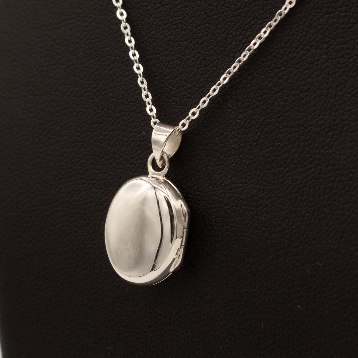 Small oval locket whith chain